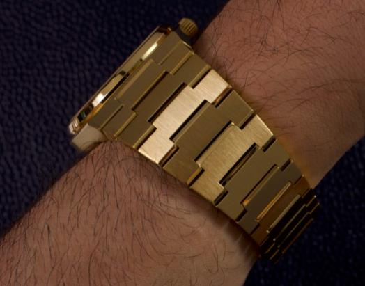 天梭手表推出 PRX 40 毫米和 35 毫米金色调腕表(图3) 天梭手表推出 PRX 40 毫米和 35 毫米金色调腕表(图3)