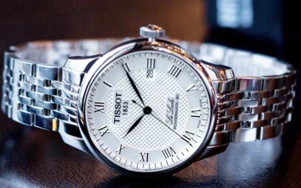 天梭表带过长?手电筒巧辅助,专业调整更安心!(图) 天梭表带过长?手电筒巧辅助,专业调整更安心!(图)